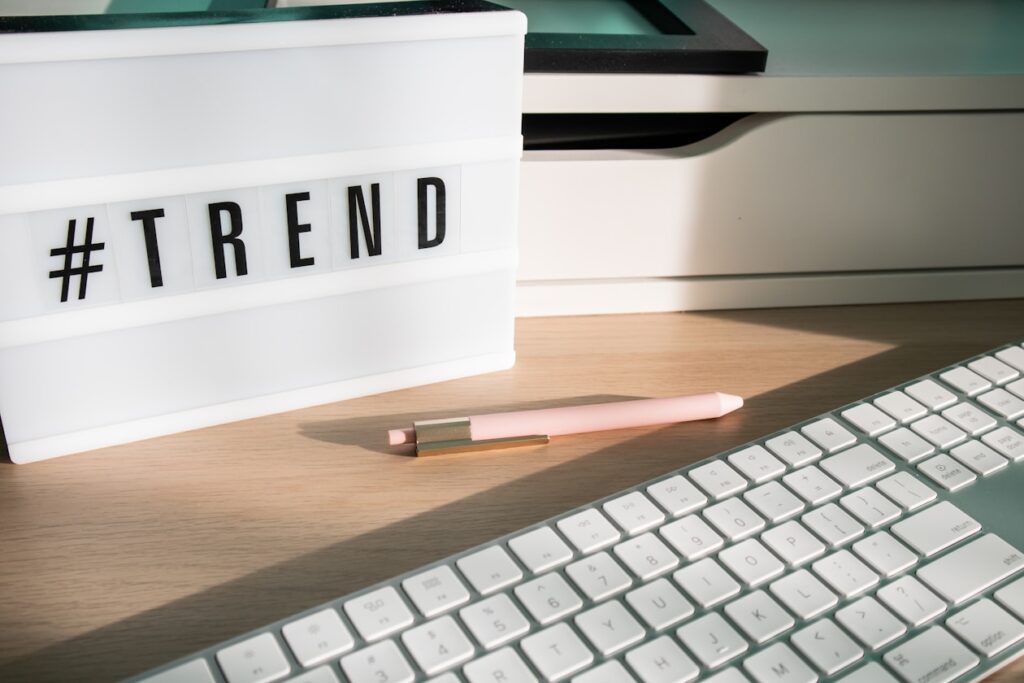 a keyboard and a pen sitting on a desk